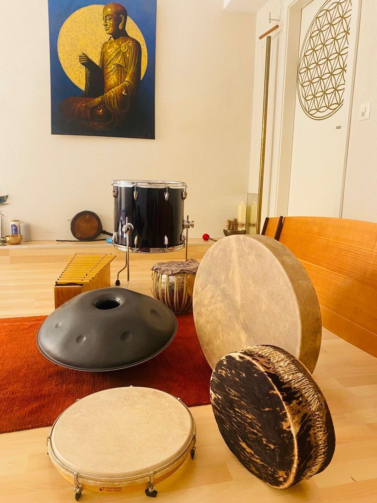 Handpan, tambour chaman et instruments de soins sonores disposés au cabinet ThérÂme